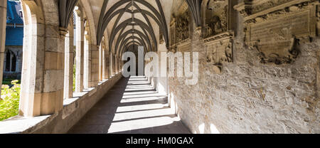 XANTEN, ALLEMAGNE - 07 septembre 2016 : Arcade de Saint Victor Cathedrale est plein de charme d'insigne sur le mur Banque D'Images