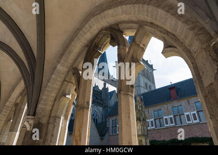 XANTEN, ALLEMAGNE - 07 septembre 2016 : voir à travers les arcades dans le bâtiment principal de la cathédrale St.Victor Banque D'Images