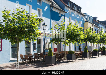 XANTEN, ALLEMAGNE - 07 septembre 2016 : un restaurant a mis les tables à l'extérieur, créant une atmosphère mediteranian Banque D'Images