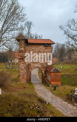 Ruines du château médiéval gates à Viljandi, Estonie Banque D'Images