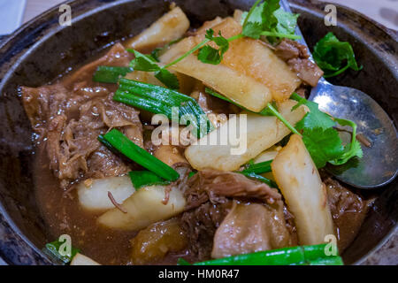 Poitrine de boeuf braisée délicieux servir dans un pot chaud Banque D'Images