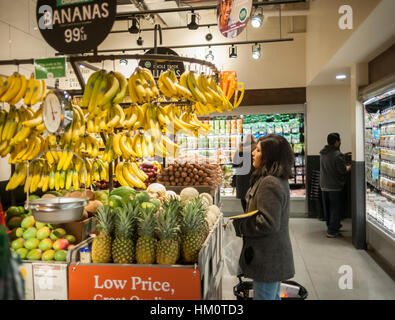 Affichage de la banane dans le ministère dans la nouvelle production de Whole Foods Market en face de Bryant Park à New York le jour de l'ouverture Samedi, 28 janvier 2017. Le magasin dans le centre de Manhattan est la chaîne de 11e magasin pour s'ouvrir dans la ville. Le magasin a une grande sélection d'aliments préparés à partir d'un groupe diversifié de fournisseurs à l'intérieur du magasin. (© Richard B. Levine) Banque D'Images