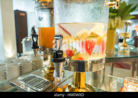 L'eau infusée à saveur de fruits frais Banque D'Images