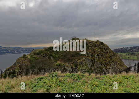 White Tower Crag Le point le plus élevé sur la roche, Château de Dumbarton en Écosse. Il surplombe la ville écossaise de Dumbarton Banque D'Images