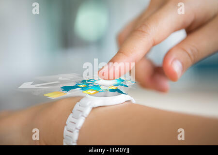 Toucher du doigt sur l'écran du Smart watch Banque D'Images