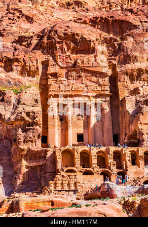 Les touristes de passage de tombeau Rock Petra Jordanie. Construit par l'Nabataens en 200 avant JC à 400 après JC. Banque D'Images