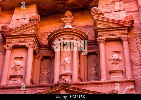 Au matin du Trésor Jaune Rouge Rose devient en après-midi Jordanie Petra Jordanie Petra Siq. Construit par le Conseil du Trésor Nabataens en 100 avant J.-C.. Canyon devient ros Banque D'Images