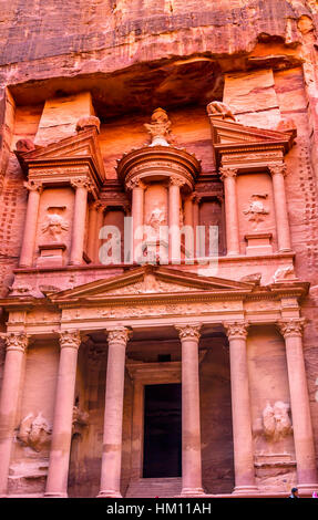 Au matin du Trésor Jaune Rouge Rose devient en après-midi Jordanie Petra Jordanie Petra Siq. Construit par le Conseil du Trésor Nabataens en 100 avant J.-C.. Banque D'Images