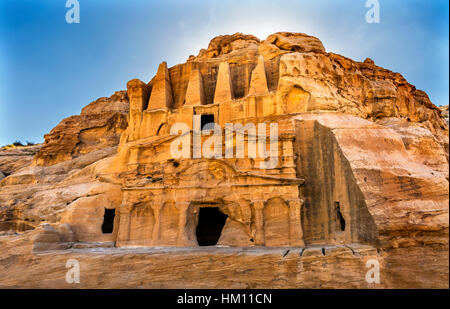 Obélisque jaune tombe Bab el-siq Triclinium extra-Siq Canyon randonnée jusqu'à l'entrée à Petra en Jordanie. Banque D'Images