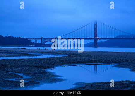 Golden Gate Bridge reflétée dans l'étang (au champ) et le brouillard Crissy, San Francisco, California USA Banque D'Images