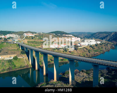 Vue aérienne du pont moderne près de Mertola, Portugal Banque D'Images