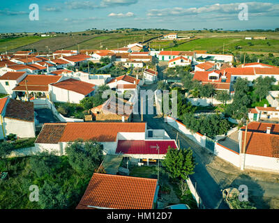 Vue aérienne des toits de tuiles rouges, village typique du Portugal Banque D'Images