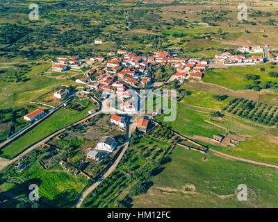 Vue aérienne des toits de tuiles rouges, village typique du Portugal Banque D'Images