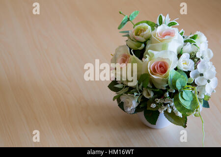 Magnifique bouquet de fleurs artificielles sur table en bois Banque D'Images