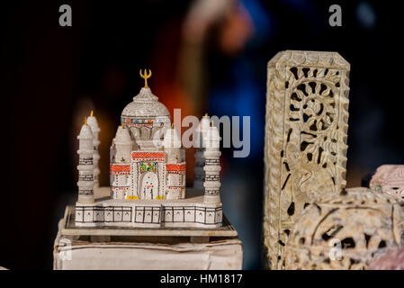 Un beau modèle factice de l'une des merveilles du monde Taj Mahal faites de marbre blanc en vente dans un magasin. Banque D'Images