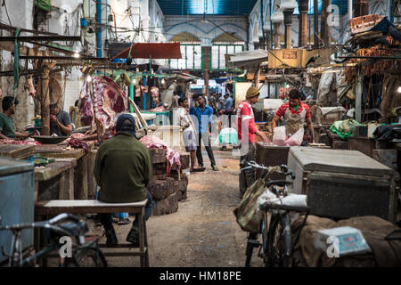 Les bouchers vendent de la viande à New Market (anciennement connu sous le nom de Marché Hogg) à Kolkata (Calcutta), West Bengal, India. Banque D'Images