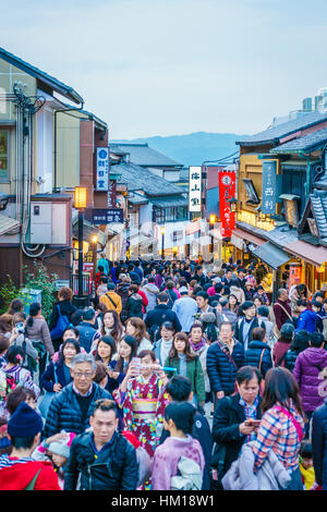 Kyoto, Japon le 2 décembre : les touristes à pied dans une rue autour de Temple Kiyomizu. Japon Kyoto sur Décembre 2,2015 Temple Kiyomizu-dera fut fondée au début du Heian Banque D'Images