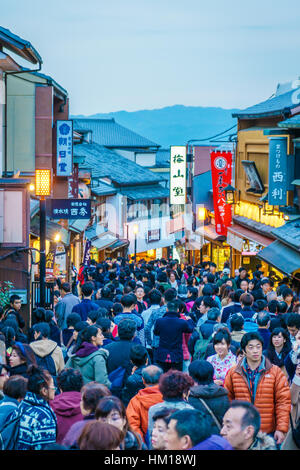 Kyoto, Japon le 2 décembre : les touristes à pied dans une rue autour de Temple Kiyomizu. Japon Kyoto sur Décembre 2,2015 Temple Kiyomizu-dera fut fondée au début du Heian Banque D'Images