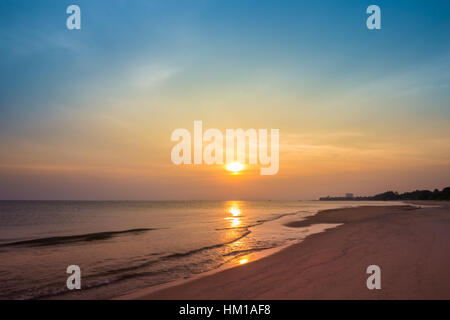 Plage de Sai Thong avec coucher du soleil, de la mer à Rayong, Thaïlande Banque D'Images