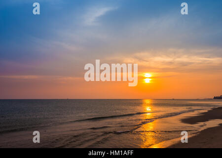 Plage de Sai Thong avec coucher du soleil, de la mer à Rayong, Thaïlande Banque D'Images