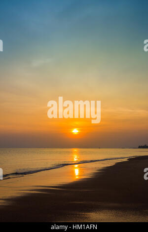 Plage de Sai Thong avec coucher du soleil, de la mer à Rayong, Thaïlande Banque D'Images