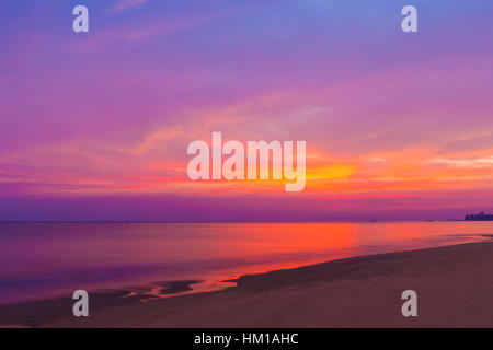 Sai Thong Plage avec le coucher du soleil au crépuscule, la mer à Rayong, Thaïlande Banque D'Images