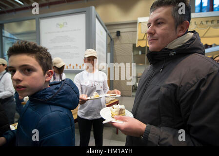 Turin, Piémont, Italie. 27 Jan, 2017. Eataly est de 10 ans, anniversaire de la prestigieuse marque italienne de la cuisine italienne et internationale au siège de Eataly. Crédit : Stefano Guidi/ZUMA/Alamy Fil Live News Banque D'Images