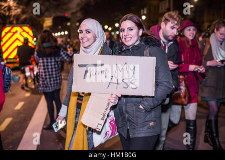 30 janvier, 2017. Londres. Personnes participent à une manifestation contre le président américain, Donald Trump, l'interdiction de voyager du ciblage des politiques des Musulmans et des immigrants. Credit : Faraz Awan/Alamy Live News Banque D'Images