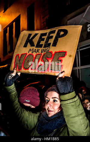 Cardiff, Royaume-Uni. 30 janvier, 2017. Les manifestants envahissent les rues de Cardiff, Pays de Galles pour montrer l'opposition au Président américain Donald Trump après son interdiction musulmane controversée. Le même jour, le premier ministre Theresa peut rencontré Premier Ministre du Pays de Galles Carwyn Jones et Nicola Sturgeon sur le thème de l'Brexit. Crédit : Jim Wood/Alamy Live News Banque D'Images