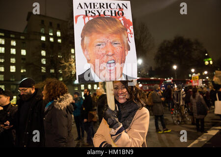 Londres, Royaume-Uni. 30 janvier, 2017. Des milliers de personnes se retrouvent à l'extérieur de Downing Street pour protester contre l'interdiction de voyager imposée par musulmanes Donald Trump, président des États-Unis, et l'absence de réponse de Theresa May, Premier Ministre du Royaume-Uni. Carol Moir/AlamyLiveNews Crédit Banque D'Images