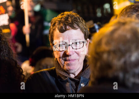 Londres, Royaume-Uni. 30 janvier, 2017. Des milliers de personnes se retrouvent à l'extérieur de Downing Street pour protester contre l'interdiction de voyager imposée par musulmanes Donald Trump, président des États-Unis, et l'absence de réponse de Theresa May, Premier Ministre du Royaume-Uni. Kate Allen, directrice d'amnistie, UK. Carol Moir/AlamyLiveNews Crédit Banque D'Images