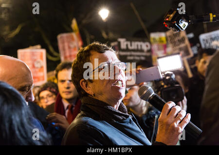 Londres, Royaume-Uni. 30 janvier, 2017. Des milliers de personnes se retrouvent à l'extérieur de Downing Street pour protester contre l'interdiction de voyager imposée par musulmanes Donald Trump, président des États-Unis, et l'absence de réponse de Theresa May, Premier Ministre du Royaume-Uni. Kate Allen, directrice d'amnistie, UK. Carol Moir/AlamyLiveNews Crédit Banque D'Images