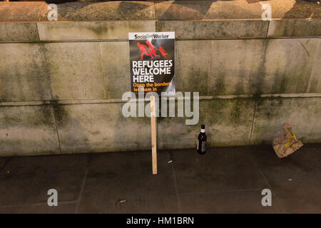 Londres, Royaume-Uni. 30 janvier, 2017. Des milliers de personnes se retrouvent à l'extérieur de Downing Street pour protester contre l'interdiction de voyager imposée par musulmanes Donald Trump, président des États-Unis, et l'absence de réponse de Theresa May, Premier Ministre du Royaume-Uni. Carol Moir/AlamyLiveNews Crédit Banque D'Images