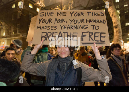 Londres, Royaume-Uni. 30 janvier, 2017. Des milliers de personnes se retrouvent à l'extérieur de Downing Street pour protester contre l'interdiction de voyager imposée par musulmanes Donald Trump, président des États-Unis, et l'absence de réponse de Theresa May, Premier Ministre du Royaume-Uni. Carol Moir/AlamyLiveNews Crédit Banque D'Images