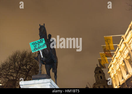 Londres, Royaume-Uni. 30 janvier, 2017. Des milliers de personnes se retrouvent à l'extérieur de Downing Street pour protester contre l'interdiction de voyager imposée par musulmanes Donald Trump, président des États-Unis, et l'absence de réponse de Theresa May, Premier Ministre du Royaume-Uni. Carol Moir/AlamyLiveNews Crédit Banque D'Images