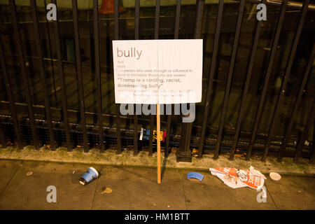 Londres, Royaume-Uni. 30 janvier, 2017. Des milliers de personnes se retrouvent à l'extérieur de Downing Street pour protester contre l'interdiction de voyager imposée par musulmanes Donald Trump, président des États-Unis, et l'absence de réponse de Theresa May, Premier Ministre du Royaume-Uni. Carol Moir/AlamyLiveNews Crédit Banque D'Images