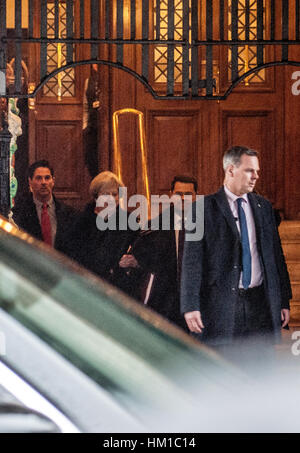 Cardiff, Royaume-Uni. 30 janvier, 2017. Theresa mai à l'extérieur de l'Hôtel de ville de Cardiff comme elle préside une réunion du CSC. Premier ministre Theresa peut rencontré Premier Ministre du Pays de Galles Carwyn Jones et Nicola Sturgeon sur le thème de l'Brexit. Crédit : Jim Wood/Alamy Live News Banque D'Images