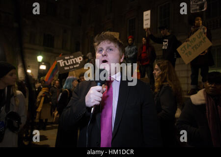 Londres, Royaume-Uni. Jan 30, 2017. Journaliste politique - André Walker montre jusqu'à l'appui d'atout à la démonstration d'urgence contre l'Atout Interdiction musulmane. Credit : Aimvphotography/Alamy Live News Banque D'Images