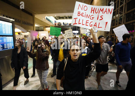 Los Angeles, USA. 29 janvier, 2017. Des centaines à l'intérieur de la mars Terminal International Tom Bradley à l'Aéroport International de Los Angeles (LAX) suite à l'atout de Donald's interdiction de voyager à partir de pays à majorité musulmane à Los Angeles, Californie. Les protestataires arrêtez l'abaisser et zone des arrivées. Crédit : Patrick Fallon/ZUMA/Alamy Fil Live News Banque D'Images