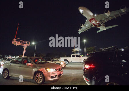 Los Angeles, USA. 29 janvier, 2017. Les gens s'assoient dans la circulation sur Sepulveda Blvd comme un avion Airbus A380 Emirates de Dubaï, AUX ÉMIRATS ARABES UNIS, atterrit à l'Aéroport International de Los Angeles (LAX) lors de manifestations suite à l'atout de Donald's interdiction de voyager à partir de pays à majorité musulmane à Los Angeles, Californie. Les protestataires arrêtez l'aire des arrivées inférieur. Crédit : Patrick Fallon/ZUMA/Alamy Fil Live News Banque D'Images