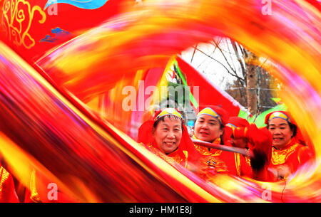 Wuhan, province du Hubei en Chine. Jan 31, 2017. Les participants effectuent la danse du dragon lors d'un concours à Wuhan, capitale de la province du Hubei en Chine centrale, le 31 janvier 2017. Credit : Cheng Min/Xinhua/Alamy Live News Banque D'Images