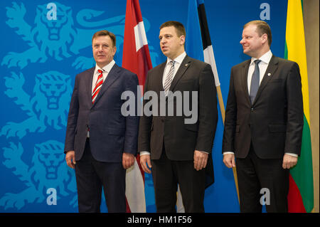 Tallinn, 31 janvier 2017. Premier ministre estonien Juri Ratas (C), Premier ministre letton Maris Kucinskis (L) et Premier ministre lituanien Saulius Skvernelis (R) posent pour une photo de famille avant une réunion avec les premiers ministres baltes. Les trois premiers ministres baltes rencontrez aujourd'hui pour discuter de la sécurité régionale, de l'énergie et des transports, ainsi que de l'avenir de l'Union européenne. Nicolas Bouvy/Alamy Live News Banque D'Images