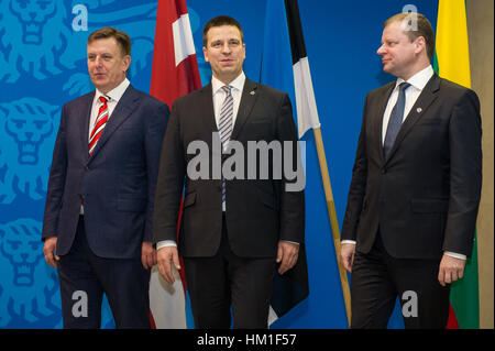 Tallinn, 31 janvier 2017. Premier ministre estonien Juri Ratas (C), Premier ministre letton Maris Kucinskis (L) et Premier ministre lituanien Saulius Skvernelis (R) posent pour une photo de famille avant une réunion avec les premiers ministres baltes. Les trois premiers ministres baltes rencontrez aujourd'hui pour discuter de la sécurité régionale, de l'énergie et des transports, ainsi que de l'avenir de l'Union européenne. Nicolas Bouvy/Alamy Live News Banque D'Images