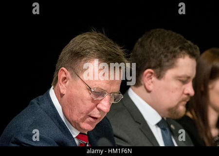 Tallinn, Estonie. 31 janvier 2017. Premier ministre letton Maris Kucinskis (L) attend avant une réunion avec les premiers ministres baltes. Premier ministre lituanien Saulius, Skvernelis Kucinskis Premier ministre letton Maris et Premier ministre estonien Juri Ratas rencontrez aujourd'hui pour discuter de la sécurité régionale, de l'énergie et des transports, ainsi que de l'avenir de l'Union européenne. Nicolas Bouvy/Alamy Live News Banque D'Images