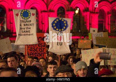 Manchester, UK. 30 janvier 2017. Les gens participent à un anti-musulman Trump Interdire' manifestation le lundi 30 janvier 2017 à Manchester, Royaume-Uni. La manifestation, qui s'est passé en solidarité avec d'autres manifestations dans d'autres villes, a été invité par le président de l'emporter sur la signature d'un décret l'arrêt de l'ensemble du programme des réfugiés et nous interdisant à quiconque d'Iran, Iraq, Libye, Somalie, Soudan, Syrie et Yémen ainsi que les personnes ayant la double nationalité. Credit : Jonathan Nicholson/Alamy Live News Banque D'Images