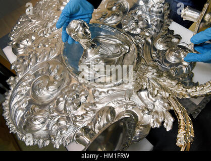 Celle Palace, Celle, Allemagne. 26 janvier, 2017. Nicole Bogdahn, un métal, en céramique et de l'artisanat expert restauration, travaille sur deux soi-disant Blaker lampes dans l'atelier de restauration de celle Palace, Celle, Allemagne, 26 janvier 2017. Conçu par un orfèvre à Hambourg en 1670, les lampes mesurer 73 cm de hauteur et de preuve extrêmement délicat, de couture. Photo : Holger Hollemann/dpa/Alamy Live News Banque D'Images