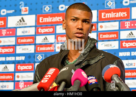 Hambourg, Allemagne. Jan 31, 2017. Le joueur brésilien Walace siège durant une conférence de presse à l'Volksparkstadium à Hambourg, Allemagne, 31 janvier 2017. Photo : Axel Heimken/dpa/Alamy Live News Banque D'Images