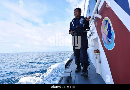 Kota Kinabalu, Malaisie. Jan 31, 2017. Un sauveteur qui recherche les personnes disparues de Kota Kinabalu, Malaisie, le 31 janvier 2017. Les efforts de recherche s'est poursuivi mardi pour les personnes disparues dans un accident de bateau de Malaisie Sabah State sur Bornéo du Nord. Source : Xinhua/Alamy Live News Banque D'Images