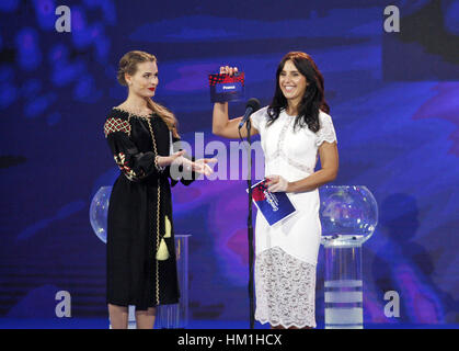 Kiev, Ukraine. Jan 31, 2017. L'hôte de l'Ukraine Konstantinova Nika (L) et de l'Eurovision Song Contest 2016 gagnant chanteur ukrainien JAMALA (R) annonce que la France s'affronteront en demi-finale 2 demi-finale lors de la tirer de la 62e Concours Eurovision de la chanson (ESC) à la Mairie de Kiev, Ukraine, le 31 janvier 2017. Le concours se compose de deux demi-finales qui auront lieu le 9 et 11 mai et une grande finale qui aura lieu au Centre international des expositions de Kiev, le 13 mai. Crédit : Serg Glovny/ZUMA/Alamy Fil Live News Banque D'Images