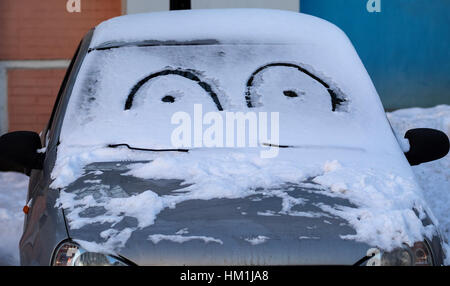 Kiev, Ukraine. Jan 31, 2017. Météo. Journée ensoleillée avec du gel. Drôle de visage on snowy car Crédit : Igor Golovnov/Alamy Live News Banque D'Images